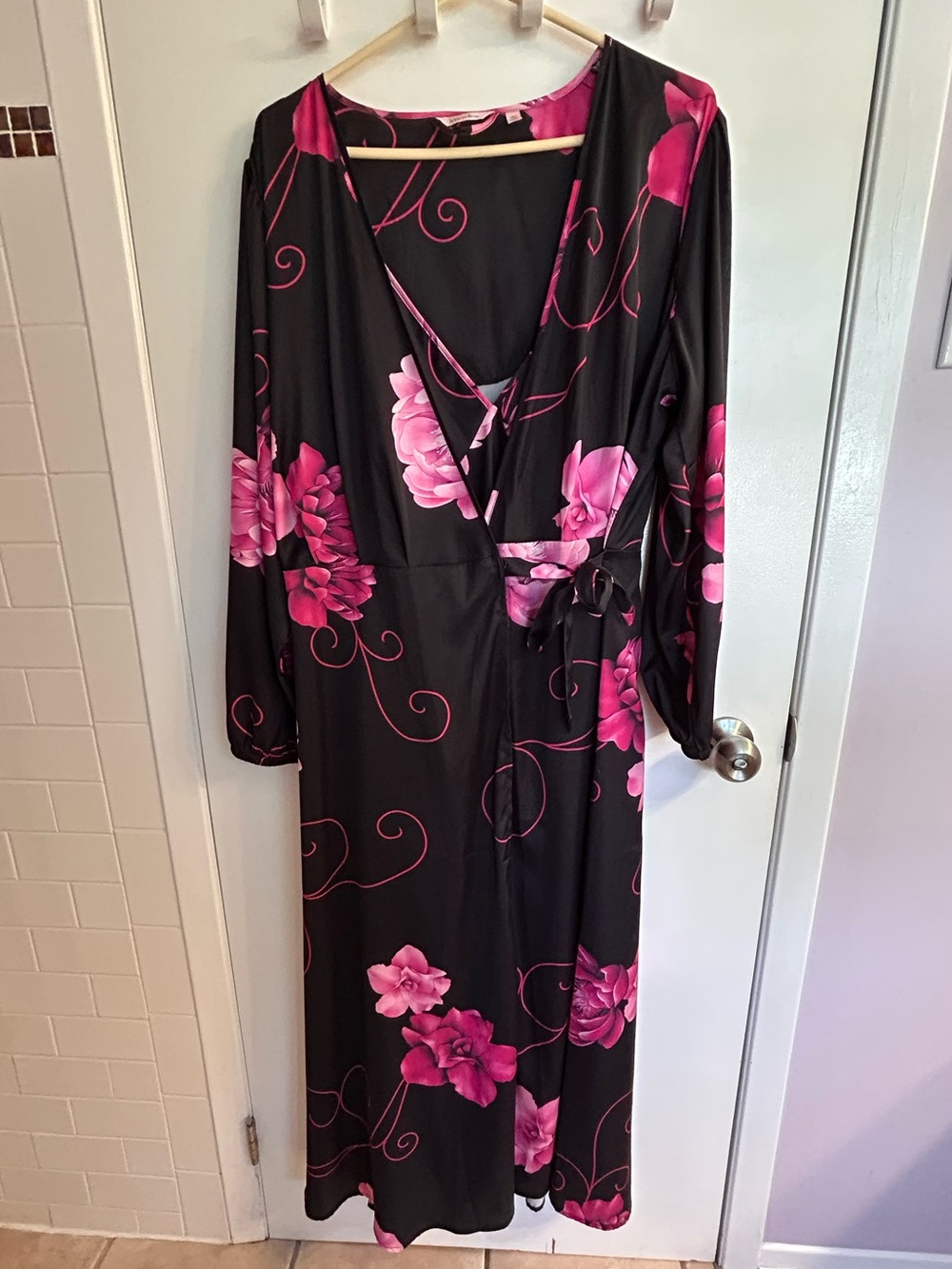 La Vie En Rose Black and pink floral negligee gown and robe set